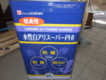 シロアリスーパー防蟻剤をまく